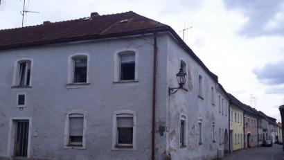 Bild: ws
Interessante Pläne hat die Stadt für das Anwesen an der Bischof-Senestrey-Straße. Hier könnten Wohnungen entstehen, eventuell zur Nutzung für Studenten.