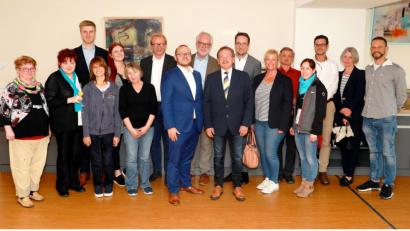 Bild: njn
Das Steuerrad wurde vom bisherigen Hoteldirektor Martin Bünk (Siebter von links) an seinen Nachfolger Harald Bruischütz (Achter von links) übergeben. Mit auf dem Bild Geschäftsführer Martin Weiß (Neunter von rechts), Bürgermeister Hans Donko (Achter von rechts), Dr. Christian Weiß (Siebter von rechts) und Geschäftsführungsassistent Florian Vielsmaier (Dritter von rechts).