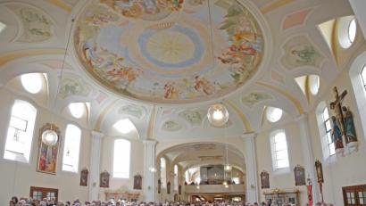 Bild: tr
600 Senioren folgten der Einladung der Seniorenfachstelle und kamen zur Maiandacht nach Hohenthan.