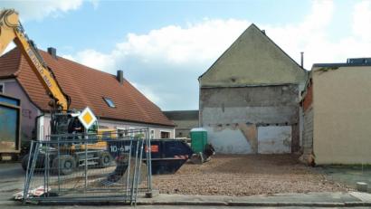 Bild: jml
Auf einer Grundfläche von 220 Quadratmetern stand in der Raiffeisenstraße bis vor kurzem das Geburtshaus des Komponisten und Musikprofessors Anton Beer-Walbrunn. Im Dorferneuerungs-Ausschuss wird demnächst die weitere Verwendung des Areals besprochen.