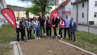 Bild: exb
Cornelia Horsch (Sechste von rechts) und Schulleiter Johannes Werner (Vierter von rechts) setzten zusammen mit Kollegen, Schülern und Auszubildenden symbolisch den ersten Spatenstich.