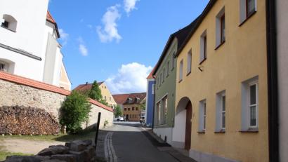 Bild: td
An der Nordseite der Pfarrkirche "Maria vom Siege" im Ortskern von Schwarzhofen schlängelt sich die kurze Lederergasse, wo die getötete Katze zu Hause war.
