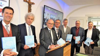 Bild: stg
Überall Freude über die gelungene Sanierung des Rathauses, die erfolgreichen vergangenen drei Jahrzehnte und den 200 Seiten starken Bildband: (von links) ZBFS-Präsident Norbert Kollmer, Landrat Wolfgang Lippert, Leitender Baudirektor Hubert Schmid, Bürgermeister Werner Nickl sowie die Architekten Ralph Stadter, Klaus Stiefler und Manuel Peetz.