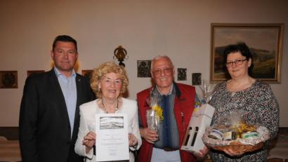 Bild: bey
Bürgermeister Rainer Rewitzer (links) und Hotelchefin Lotte Hartwig (rechts) danken dem Ehepaar Hans und Helga Henker für ihre Treue zur Stadt und zum Hotel "Regina".