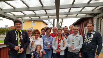 Bild: tok
Die Gewinner (von links): Nico Kellner, Karin Mathes, Edda Punzmann, Sabine Gruber, Silke Fütterer, Josef Schmid, Christina Bäumler, Christian Punzmann, Markus Kulikow und Peter Zetzl.