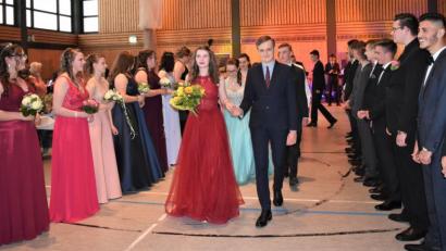 Bild: rgr
Der Abschlussball in Grafenwöhr beginnt mit dem Einzug.