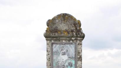 Bild: lg
An der Straße in die Hanau zwischen Oberviechtach und Wildeppenried befindet sich dieser barock gestaltete Granit-Bildstock, dessen Votivbild ein Gelübde an die Gottesmutter zum Ausdruck bringt. Bild: lg