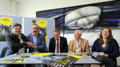 Bild: Wolfgang Steinbacher
In 25 Jahren haben sich jede Menge Geschichten rund ums Sommerfestival angesammelt. Es darf gelacht werden (von links): Maximilian Hahn vom Sponsor Stadtbau, Kulturreferent Wolfgang Dersch, Oberbürgermeister Michael Cerny, Norbert Fischer, der Vorsitzende der Freunde des Stadttheaters – auch ein Sponsor und Kulturfachkraft Katja Körtge.