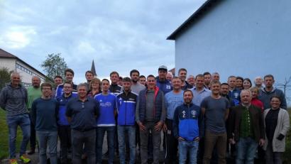 Bild: gi
Der Festausschuss startet mit der Planung des 100-jährigen Gründungsfest der SpVgg Moosbach. Vorsitzender Helmut Meindl (Siebter von links) wünscht den Unterausschüssen eine glückliche Hand.