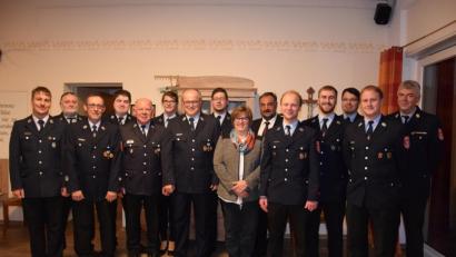 Bild: fla
Kommandant Michael Bäumler (rechts), Vorstand Andreas Troidl (3.v.re), Bürgermeister Josef Beimler (6.v.re) und zweiter Vorstand Kerstin Wittmann (5.v.li) gratulierten den Geehrten und bedankten sich für den langjährigen Einsatz bei der Feuerwehr. Neuer Ausbilder für die Modulare Truppausbildung ist Christian Schön (2.v.re), zum Jugendwart wurde Josef Pflaum junior (4.v.re) und zum Atemschutzgeräteträger Dominik Klos (7.v.re) ernannt.