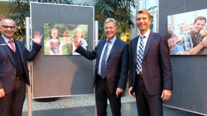 Bild: Hirsch
Marktdirektor Peter Scheitinger, stellvertretender Landrat Joachim Hanisch und Lebenshilfe-Vertreter Bernhard Vahle (von links) eröffneten die Wanderausstellung „Weil Leben Spaß macht“ in den Räumen der Schwandorfer Sparkasse.