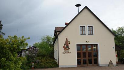 Bild: gf
Grundsätzlich ist sich der Schnaittenbacher Stadtrat darüber einige, daß für die Freiwillige Feuerwehr Kemnath a. Buchberg ein neuer Mannschaftstransportwagen beschafft wird, aber Klärungsbedarf steht noch aus, wo dieses Fahrzeug abgestellt wird, eventuell auf der Fläche links des Gerätehauses, vielleicht sogar leicht Richtung Straße versetzt, aber dabei müssen Unfallverhütungsvorschriften und Flächenvorgaben eingehalten werden, damit Fahrzeug und Garagenbau förderfähig werden.