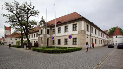 Bild: Gerhard Götz
Das Internationale Keramikmuseum (vorne und links im Waldsassener Kasten) soll ein wichtiger Baustein für den Kulturstandort Weiden bleiben. Der Stadtrat genehmigt den Vertrag mit der "Neuen Sammlung", der das Staatsmuseum für die nächsten fünf Jahre sichert.