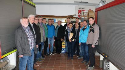 Bild: gru
Bürgermeister Hans-Jürgen Strehl (Mitte, mit Schal) mit den Gemeinderäten beim Ortstermin im Feuerwehrhaus.