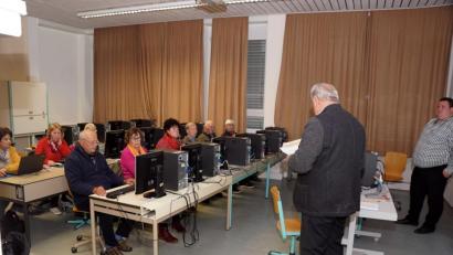 Bild: bkr
Seniorenbeauftragter Eberhard Besold (Zweiter von rechts) begrüßt die Teilnehmer am PC-Kurs, den Georg Redl (rechts) leitet.