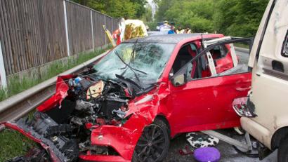 Bild: Uli Hofner
In dem roten Pkw waren das Schmidmühlener Ehepaar und zwei weitere Begleiter unterwegs. Ein Kleinbus (rechts im Bild) hatte den Wagen frontal gerammt.