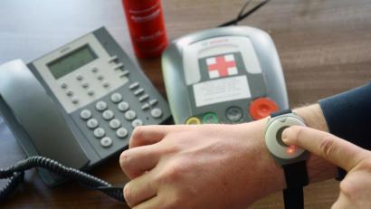 Bild: Gabi Schönberger
So funktioniert der Notrufknopf: Durch einen Druck aufs Armband wird über das Zusatzgerät am Telefon die Notrufzentrale alarmiert und die ist rund um die Uhr besetzt.
