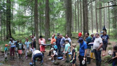 Bild: lg
Das Goldwaschen am Forellenbach ist ein Erlebnis für Jung und Alt. Bild: lg