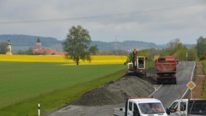 Bild: dob
Mit Hochdruck arbeiten die Straßenbauer der Firma Strabag an der Sanierung der Umgehungsstraße.