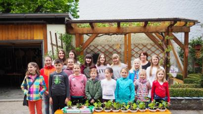 Bild: flt
Die Jugendgruppe des Obst- und Gartenbauvereins bastelte vor dem Muttertag im Vereinsgarten mit ihren Betreuerinnen ein Minigartenbeet und fertigte kleine Geschenke für die Mütter an