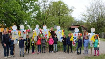 Bild: du
Jägerin Birgit Lanzl sowie die Erzieherinnen Silvia Kraus und Kathrin Lück basteln mit den Kindern der „Villa Kunterbunt“ im Kindergarten bunte Kitzretter.
