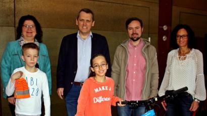 Bild: R. Kreuzer
Rektorin Petra Demleitner-Lebegern (links) gratuliert den Gewinnern Hermann Xavier (Zweiter von links) und Sarah Hantu (Dritte von rechts).