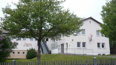Bild: swo
Vor nicht einmal 30 Jahren öffnete der Kindergarten St. Martin in Gebenbach seine Pforten. Seither wurde er um eine weitere Gruppe und die Kinderkrippe erweitert. Nun gerät er erneut an die Grenzen seiner Kapazität und bräuchte eine erneute Erweiterung – was sich als sehr schwierig gestaltet.