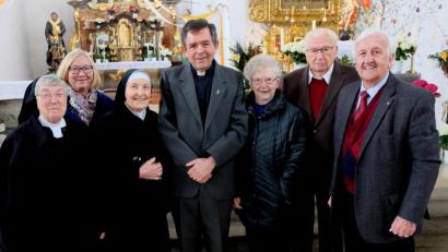 Bild: le
Zum Erinnerungsfoto an ein freudiges Wiedersehen stellen sich (von links) Schwester Regelind, dritte Bürgermeisterin Rita Rosner, Schwester Berchmana, Pfarrer Max Früchtl, Margit Landgraf, Hans Landgraf und Bürgermeister a. D. Fred Lehner.