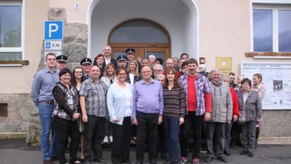 Bild: den
Die fröhliche Gratulantenschar, in der Mitte Anneliese und Karlheinz Krenkel, links Sohn Markus mit Ehefrau Karin, rechts neben dem Jubilar Tochter Ines mit Ehemann Klaus Denz.