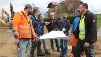 Bild: pi
Bürgermeister Johann Maurer (Zweiter von links) informiert sich über den Baufortschritt.