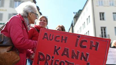 Bild: dpa/Patrick Seeger
"Auch ich kann Priesterin" - meinen Teilnehmerinnen einer Protestaktion der Initiative "Maria 2.0" der Katholischen Frauengemeinschaft in der Erzdiözese Freiburg. Dieses Ziel ist keinesfalls in kurzer Zeit erreichbar, sind drei Weidenerinnen überzeugt, die sich in der Kirche engagieren.