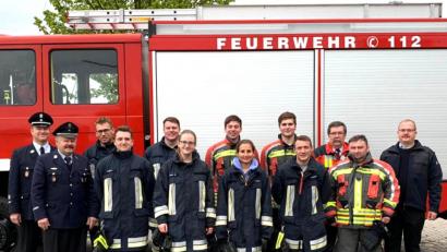 Bild: fjo
Hans-Peter Müller, Christian Hilpert, Vanessa Sauer, Stephanie Bojer und Lukas Träger (vorne, von rechts) bestehen die Leistungsprüfung gemeinsam mit (dahinter, von links) Lukas Voit, Ludwig Günter, Jonas Schmid und Maximilian Fuchs.
