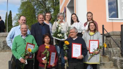 Bild: wrt
Doppelt gewürdigt: Petra Fifeik (hinten, Mitte) nahm Abschied vom aktiven Amt und ist, genauso wie Heinrich Kopatsch (vorne links) 40 Jahre in der Organisation. Rechts vorne Gudrun Turbanisch (35 Jahre), vorne Mitte die Jubilare Karin und Josef Albrecht