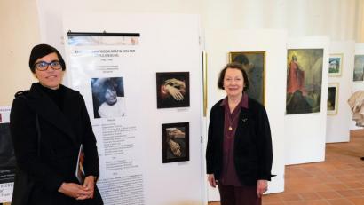 Bild: do
Gemeinsam stellen Christiane von Sobbe (rechts), eine Großcousine der Künstlerin, und Nicole Richwald (links) von der Baensch-Galerie Bayreuth die Arbeiten von Christa von der Schulenburg vor.