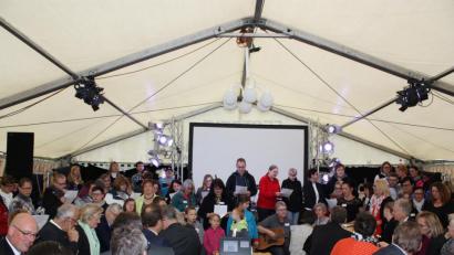 Bild: tar
Das Lebenshilfe-Lied, vorgetragen von Schule und Tagesstätte, bildete eine gelungene Einleitung für den Festakt. Der ständige Regen am Samstag konnte die Besucher nicht aufhalten. Viele kamen, um das 50-jährige Bestehen der Lebenshilfe zu feiern.