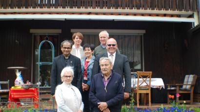 Bild: enz
85. Geburtstag feierte Friedrich Bayer (vorn mit Ehefrau Margarete). Es gratulierten Bürgermeister Klaus Meyer, Edeltraud Köstler und Pfarrer George Parankimalil (zweite Reihe von rechts) sowie Sohn Thomas mit Ehefrau Sonja (obere Reihe).