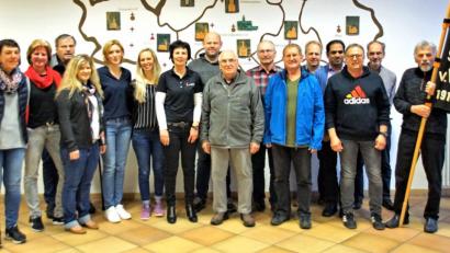 Bild: agr
Der neue Vorstand der Kolpingsfamilie wird vom Team Simon Rosner (Achter von links), Gaby Reiml (Siebte von links) und Helga Reimer (links) geleitet.