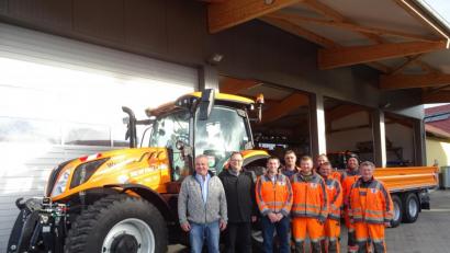 Bild: ral
Der Bauhof freut sich über das neue Fahrzeug, das Bürgermeister Josef Deichl und Dritter Bürgermeister Eduard Delling (von links) präsentierten.