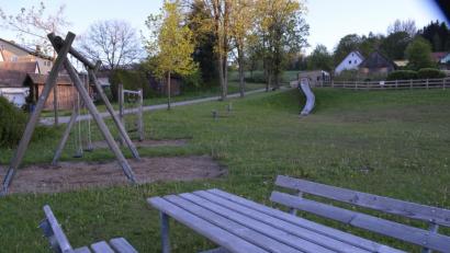 Bild: fz
Der Kinderspielplatz Kleinschwand hat noch Luft nach oben. Die Dorfgemeinschaft erhält 10.000 Euro für neue Spielgeräte.