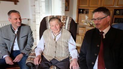 Bild: ohr
Alois Bierler aus Brensdorf beging seinen 90. Geburtstag. Bürgermeister Hans Prechtl (rechts) und Stellvertreter Thomas Rohrwild (links) überbrachten zum Jubelfest die Glückwünsche der Gemeinde Stulln. Sie bedankten sich auch für die 36-jährige Zugehörigkeit zum CSU-Ortsverband.