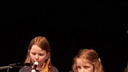 Bild: uks
Magdalena Eckert und Christina Klug begrüßen das Publikum beim Muttertagskonzert der Anton-Bruckner-Musikschule auf der Blockflöte und überraschen dabei mit einem gesungenen Muttertagsgruß.