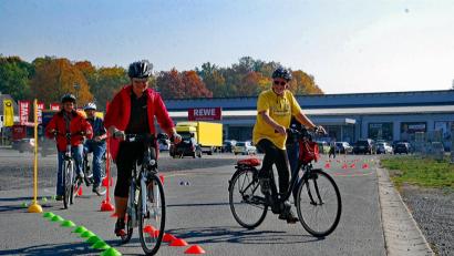Bild: Andreas Royer
Auch wenn der Radler beim aktuellen Unfall nicht schuld war, die Unfälle mit Elektrofahrrädern steigen. Die Polizei empfiehlt zur Prävention ein Sicherheitstraining, wie hier am Sulzbach-Rosenberger Dultplatz.