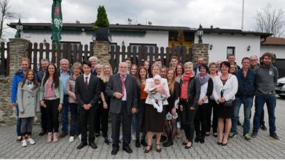 Bild: gz
Das Goldene Hochzeitsjubiläum feierten mit ihrer Großfamilie Inge und Josef Freisleben. Besonders stolz sind beide auf ihre sieben Monate junge Urenkelin Fiona.