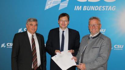 Bild: exb
MdB Karl Holmeier, Staatsminister Dr. Hans Reichhart, Oberbürgermeister der
großen Kreisstadt Schwandorf, Andreas Feller (v.l.n.r.), bei der Übergabe eines Briefes mit der
Forderung zum zügigen Planungsbeginn für einen barrierefreien Ausbau des Bahnhofes in
Schwandorf (Foto: Büro Holmeier/Uhlemann).