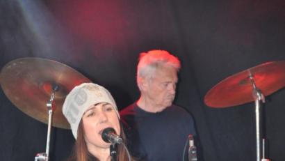 Bild: ak
Sängerin Nadine Hagelstein (im Hintergrund Schlagzeuger Reinhold „Ringo“ Rabenstein) von Pepitas 66 wärmt die Besucher der Rutschnparty mit Klassikern der 1960er und 1970er Jahre auf.
