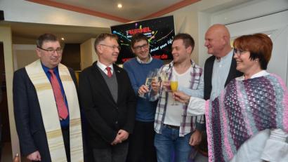 Bild: dob
Stadtpfarrer Pater Hans Ring und der evangelische Stadtpfarrer Dieter Schinke (von links) segnen das Haus. Bärbel, Erwin und Dominik Riedel stoßen mit dem stellvertretenden Bürgermeister Uli Münchmeier aus Vohenstrauß (von rechts) auf den Erfolg an.