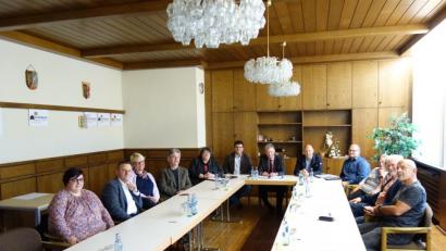 Bild: exb
Die Mitglieder des Arbeitskreises „Aktive generationenfreundliche Gemeinde Plößberg“ (von links): Cordula Köhler, Rainer Schmid, Ulrike Faust-Bienlein, Hans Klupp, Susi Bittner, Holger Schedl, Lothar Müller, Markus Preisinger, Wolfgang Fenzl, Herta Schlosser, Anna Zeitler, Rainer Haise und Günther Grießhammer.