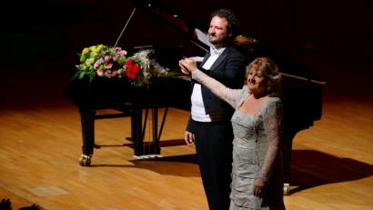 Bild: Odeon Concerte
Seit 50 Jahren steht die Sopranistin Edita Gruberová auf der Bühne und noch immer genießt sie den Applaus ihre Publikums. Bei ihrem Regensburger Konzert wurde sie von dem Pianisten Peter Valentovic begleitet.