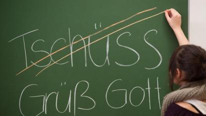 Bild: Armin Weigel/dpa
Das Tschüss braucht keiner beim Mundarttag am Sonntag in Rieden. Mit Grüß Gott ist man dort aber sicher willkommen. Wobei der Landkreis sprachlich noch viel mehr zu bieten hat.