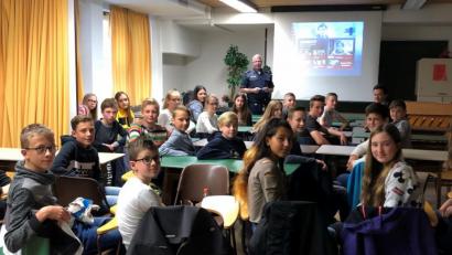 Bild: exb
Die Gymnasiasten erfahren in bei einem Vortrag, welche Arten von Gewalt es gibt und was sie dagegen tun können.